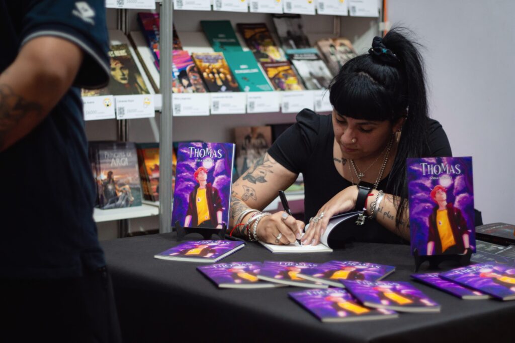 Gisela Fernández: "Soy escritora de brújula, me siento y me pongo a contar cosas. Con Thomas las ideas venían, venían, venían. Así fue que terminé tres libros". 1 Gisela Fernández