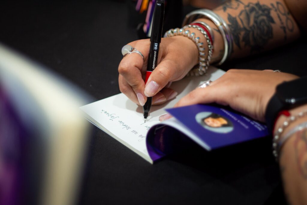 Gisela Fernández: "Soy escritora de brújula, me siento y me pongo a contar cosas. Con Thomas las ideas venían, venían, venían. Así fue que terminé tres libros". 2 Gisela Fernández