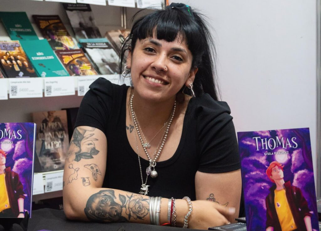 Gisela Fernández: "Soy escritora de brújula, me siento y me pongo a contar cosas. Con Thomas las ideas venían, venían, venían. Así fue que terminé tres libros". 4 Gisela Fernández